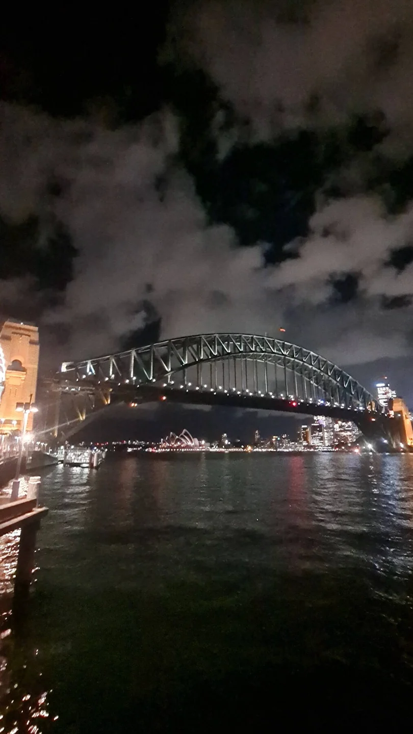 Sydney Harbour Bridge pada malam hari