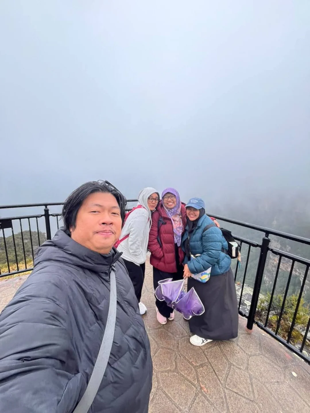 Berkunjung bersama, menikmati suasananya