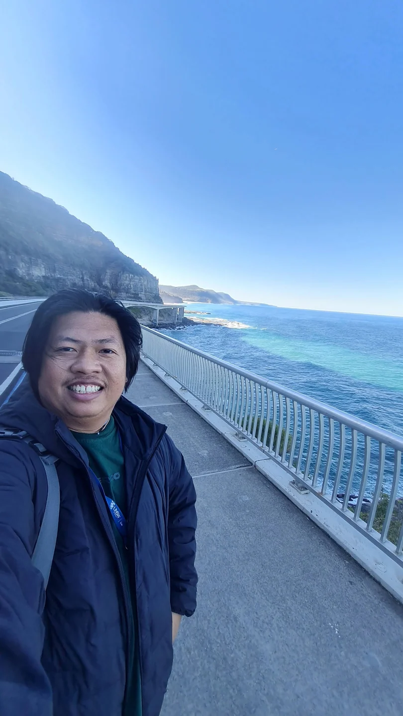 Menyusuri sisi Sea Cliff Bridge
