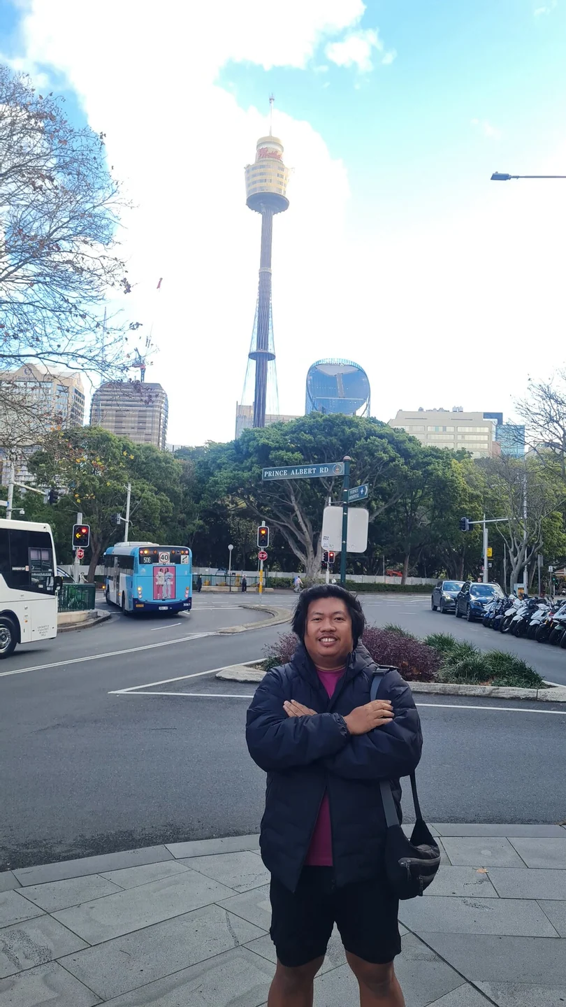 Sydney Tower di belakang