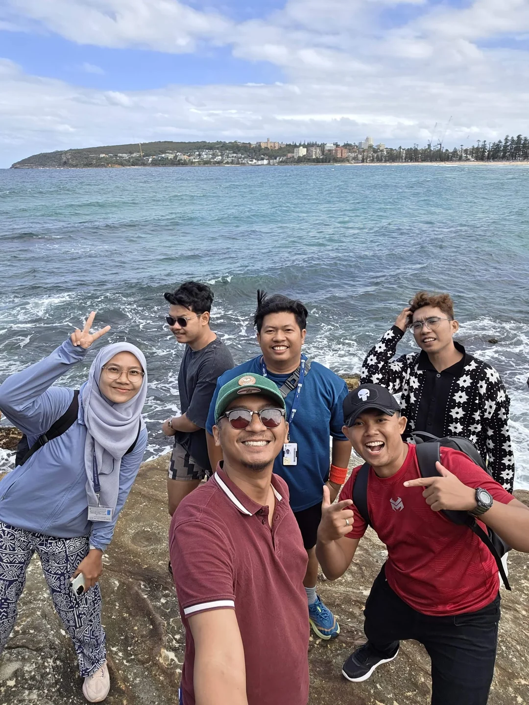 Teman baru di tepi laut