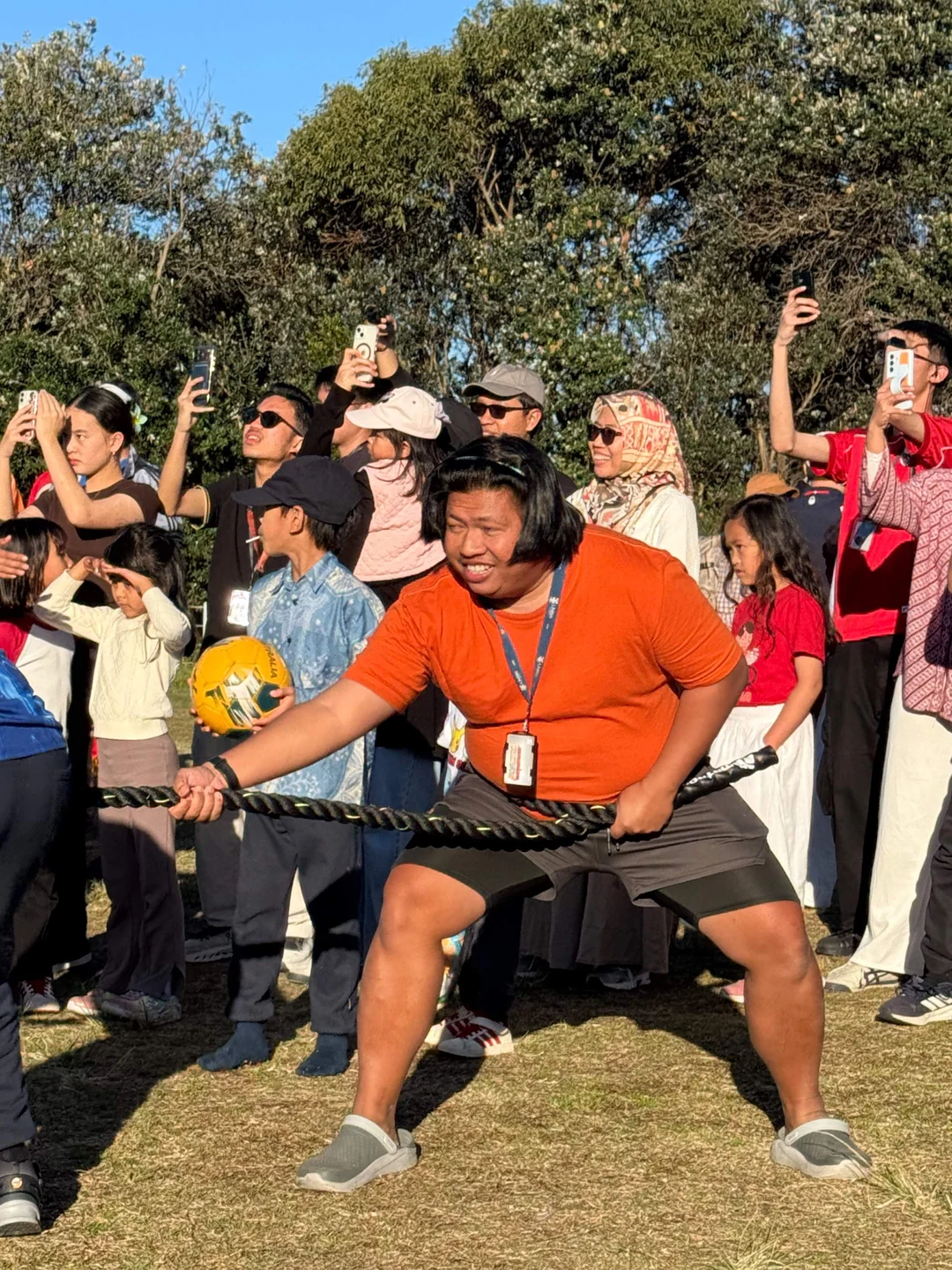 Tarik tambang, juara pertama!