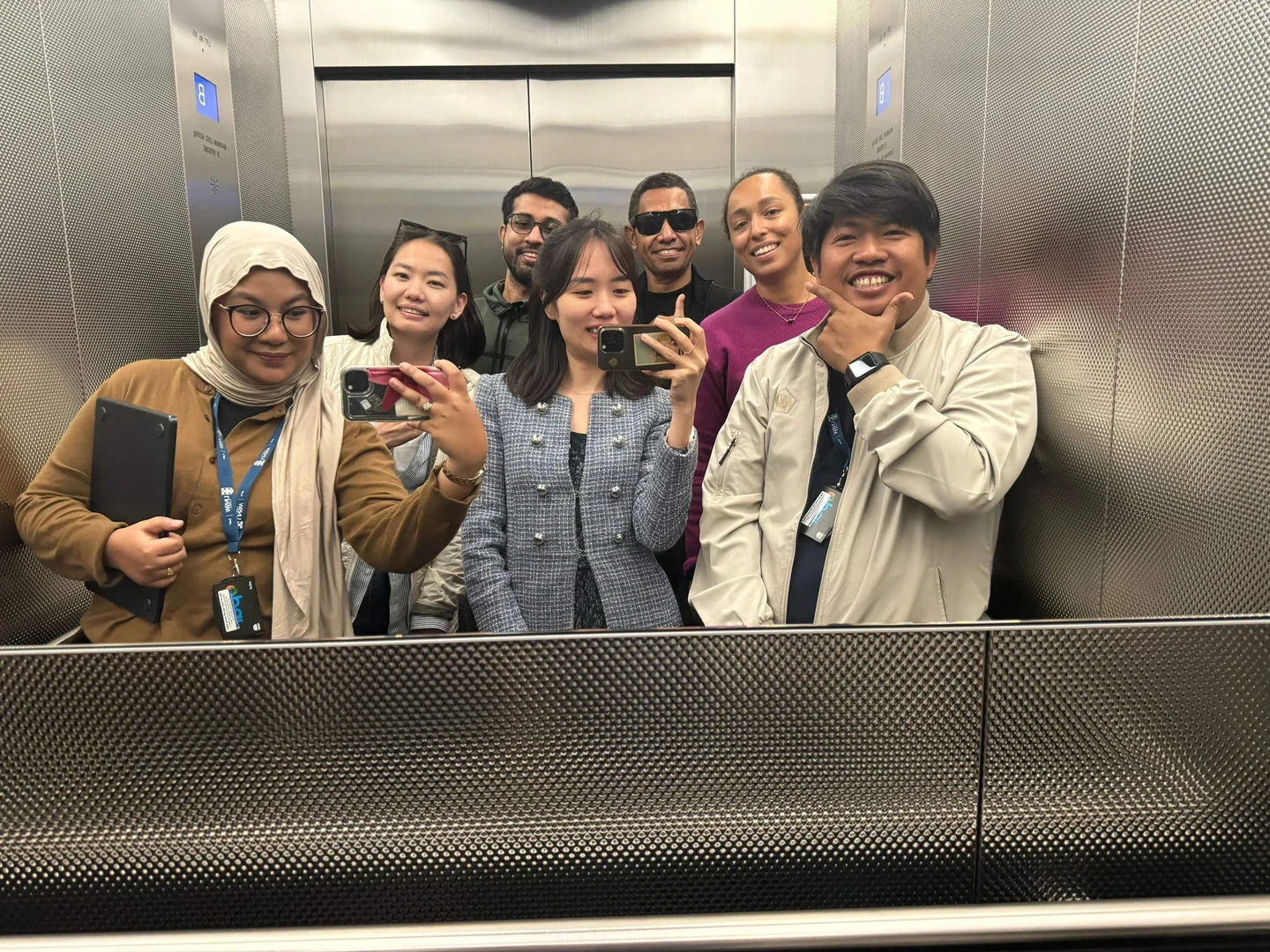 Bahkan di dalam lift