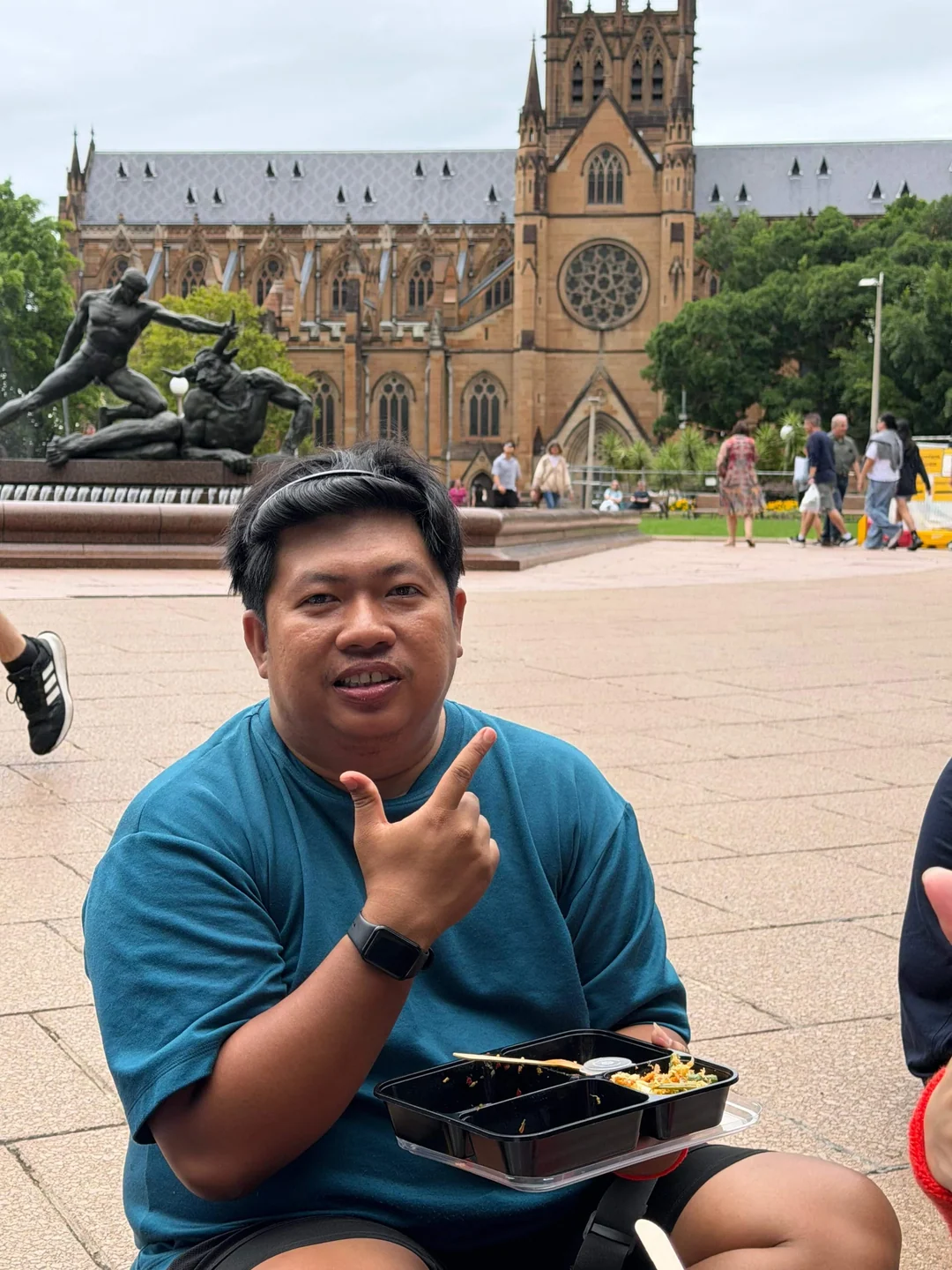 Makan di dekat katedral