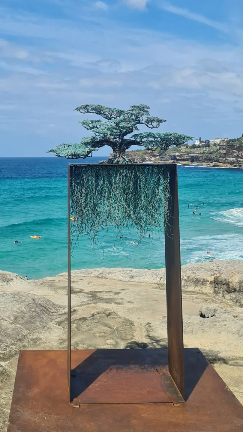 Pameran dengan latar samudra
