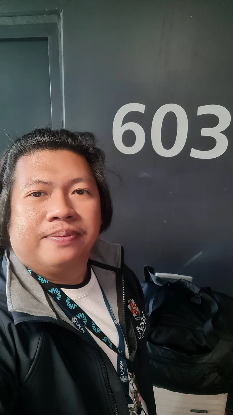 Di depan pintu, sebelum benar-benar pergi