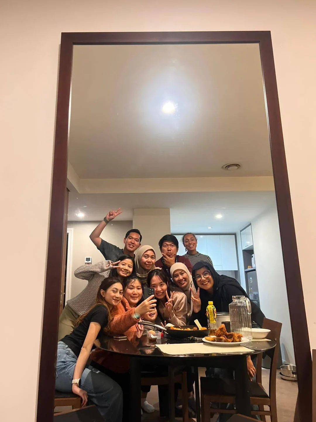 Berkumpul di Aye House