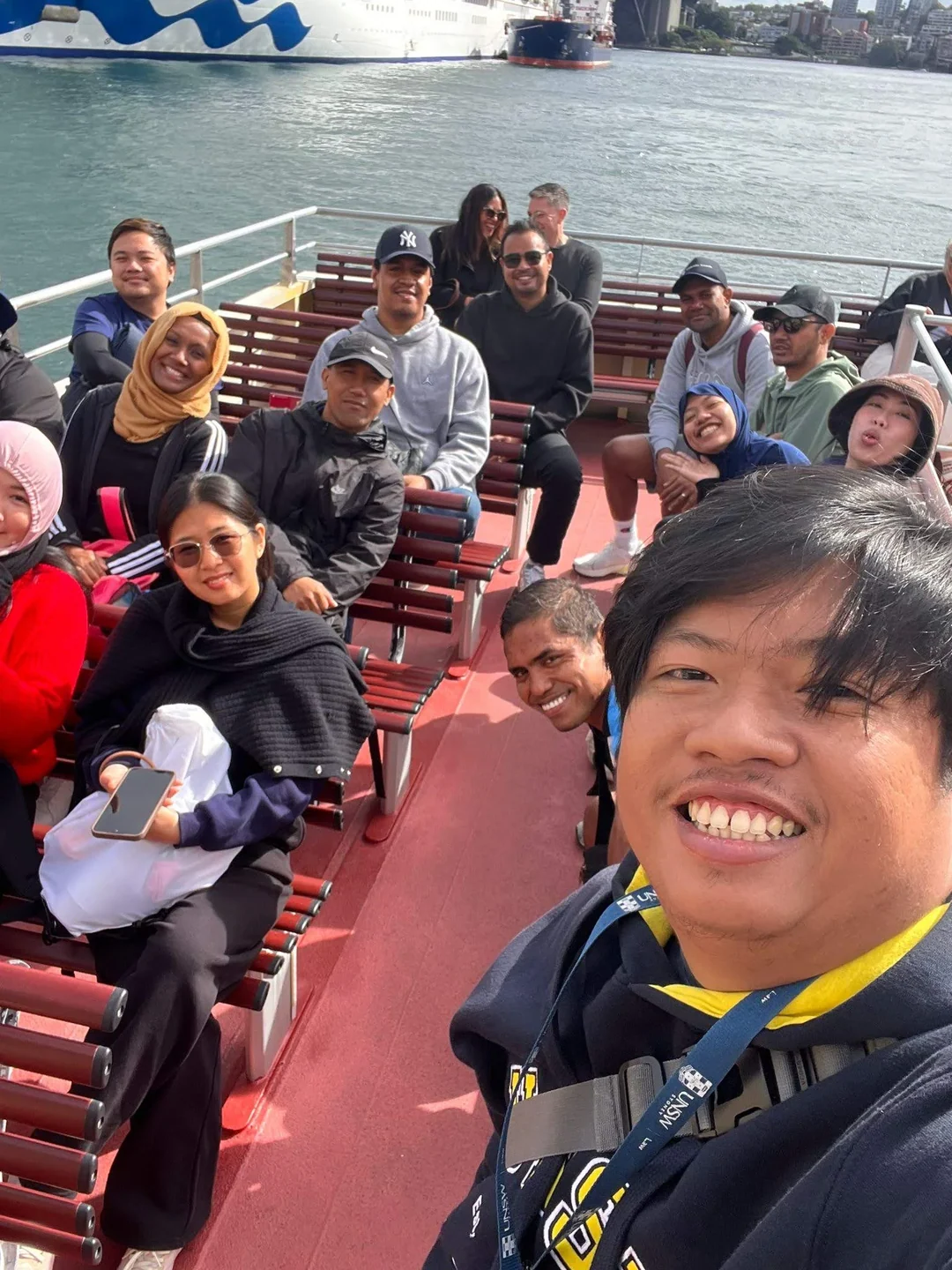 Di kapal menuju coastal walk