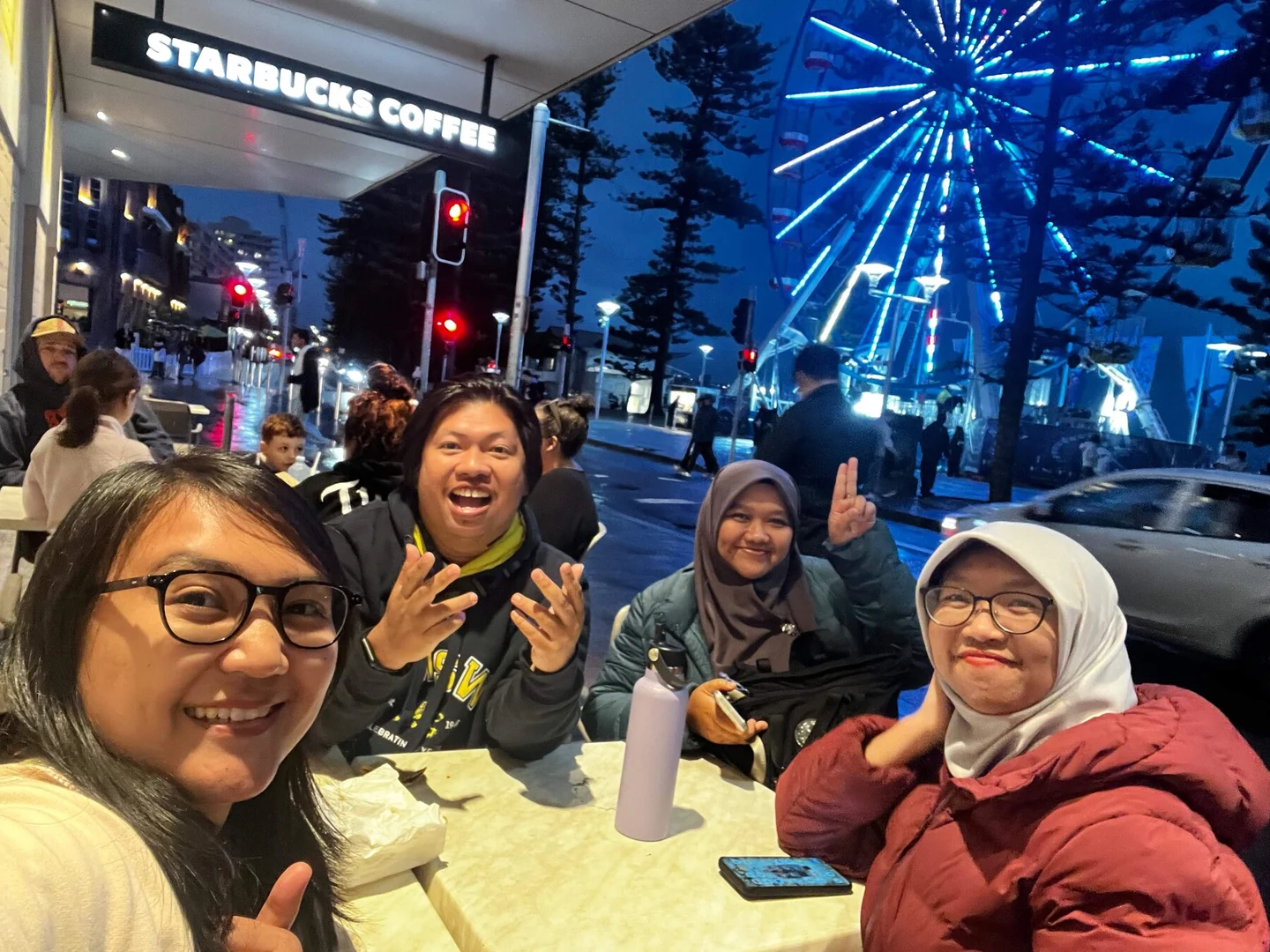 Satu meja bersama rombongan
