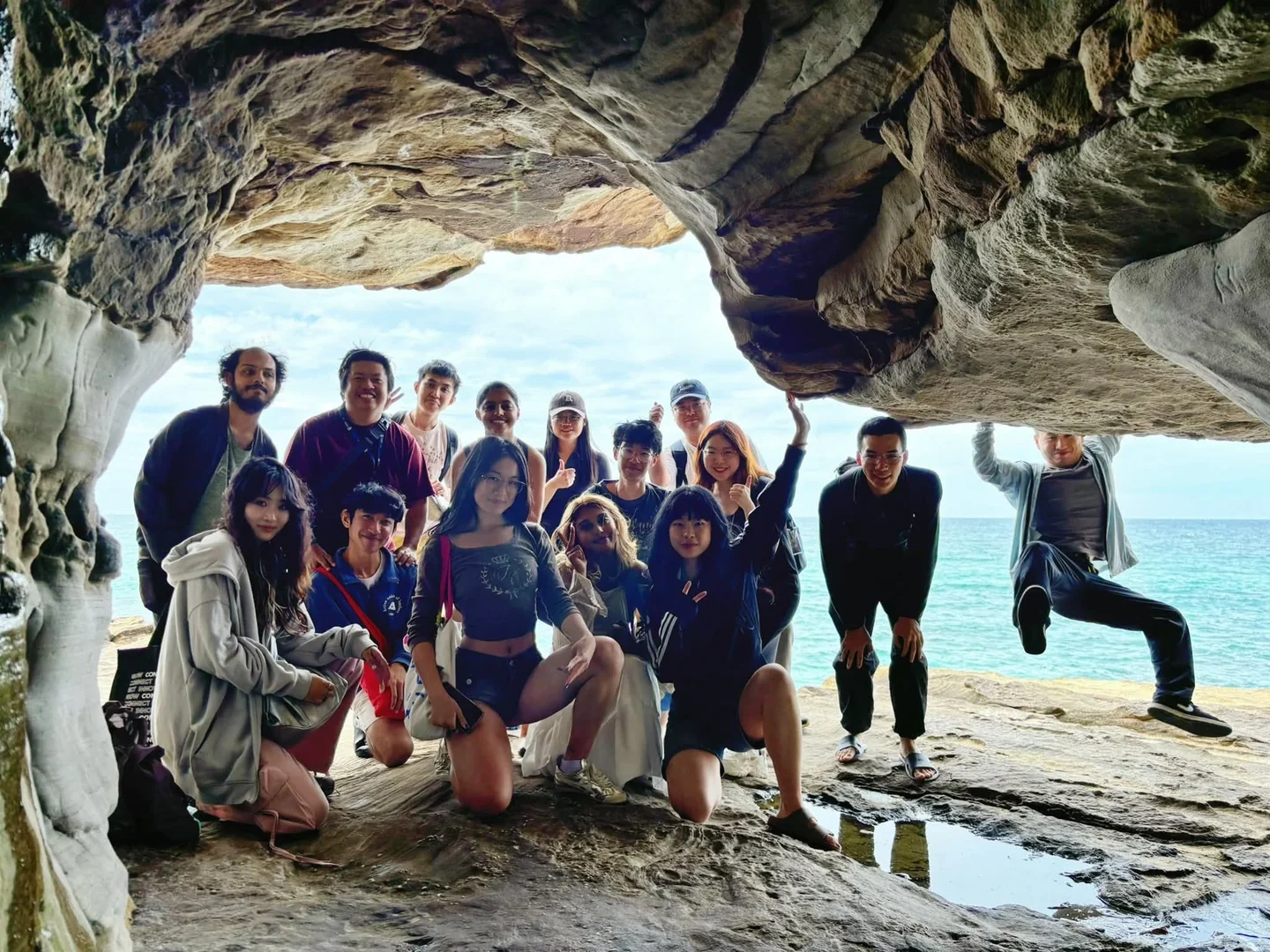 Di bawah lengkungan batu Manly