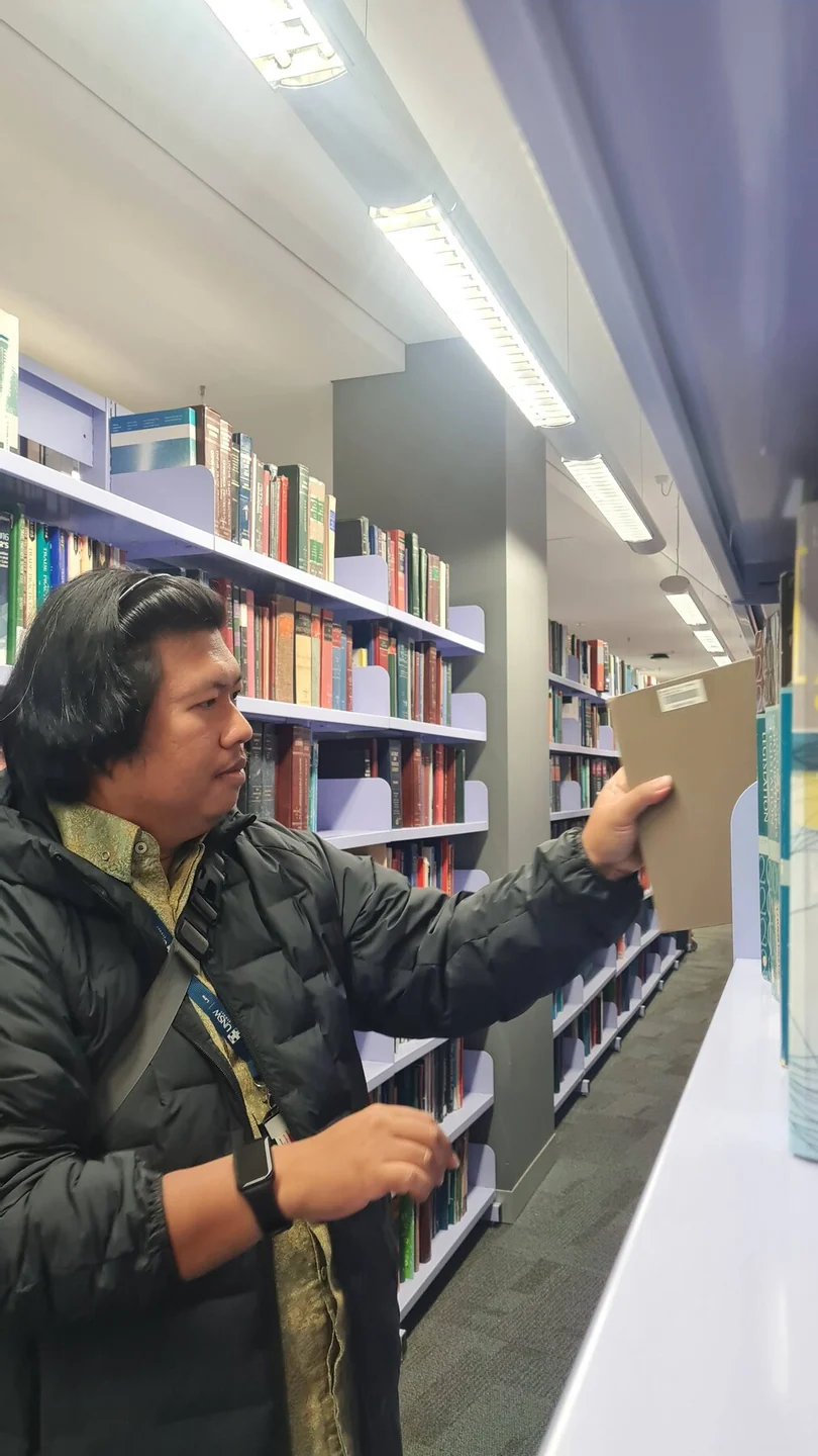 Pertama membuka langsung koleksi perpustakaan
