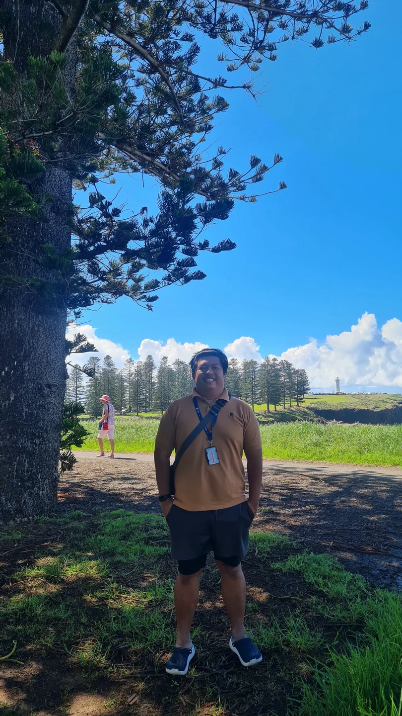 Kiama di bawah langit biru
