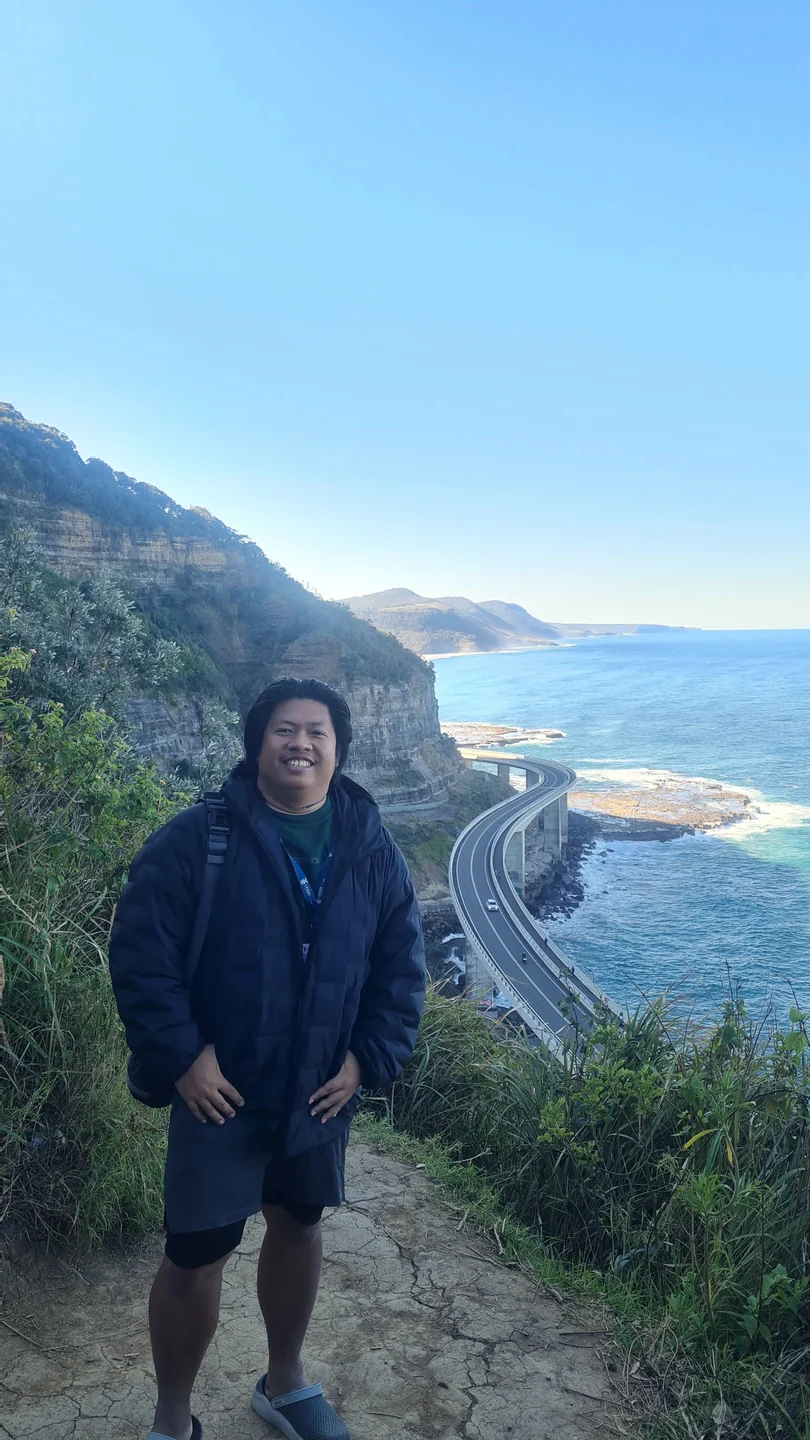 Berhenti dengan Sea Cliff Bridge sebagai latar