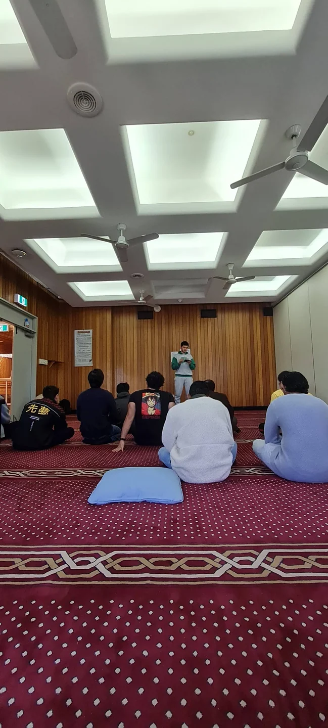 Tiga giliran Jumat di satu kampus