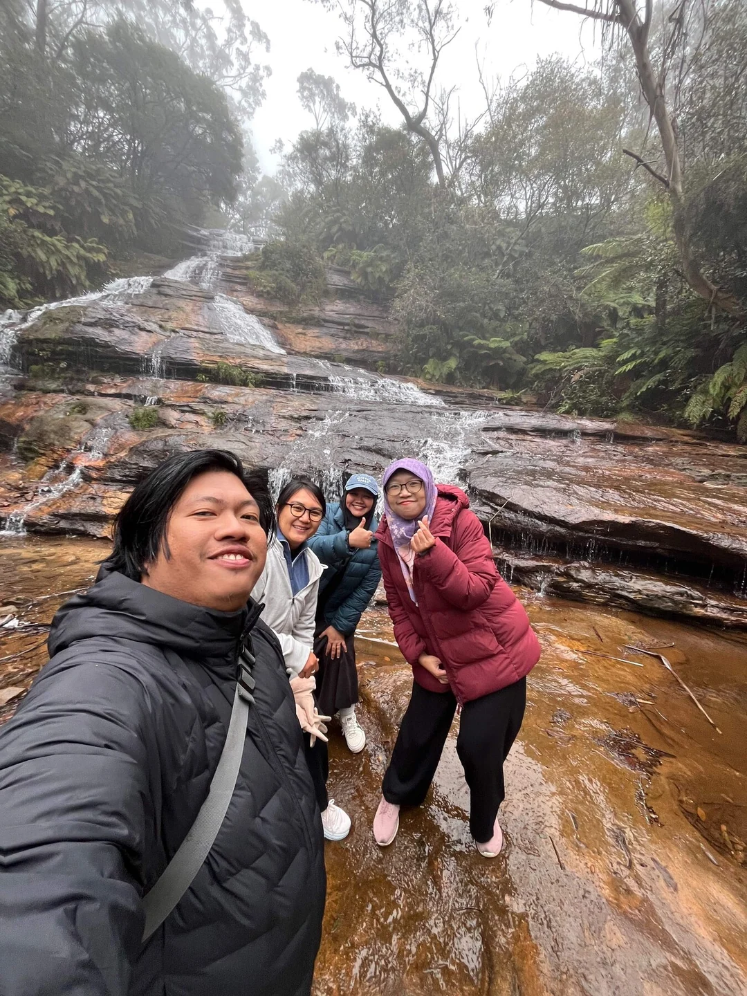 Satu pemberhentian lagi bersama rombongan