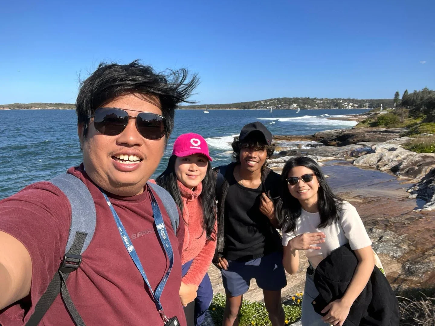 Bersama teman, menghadap laut